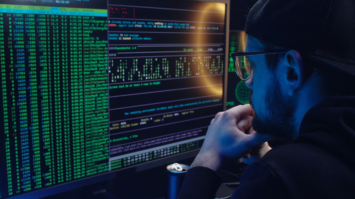 Ein Hacker erpresst ein Unternehmen mit einem Ransomware Angriff