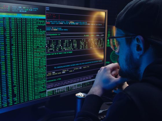 Ein Hacker erpresst ein Unternehmen mit einem Ransomware Angriff